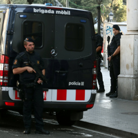 Agentes de los Mossos d'Esquadra en Las Ramblas de Barcelona. REUTERS/Sergio Perez