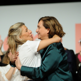 La vicepresidenta segunda y ministra de Trabajo y Economía Social, Yolanda Díaz (i), y la alcaldesa de Barcelona, Ada Colau (d), se abrazan durante un acto de precampaña de Barcelona En Comú a 22 de abril de 2023.