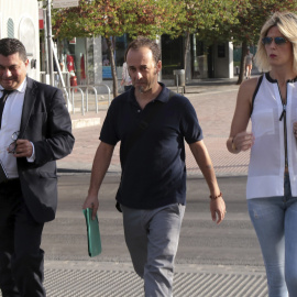 Francesco Arcuri (c), expareja de Juana Rivas, y padre de sus hijos, a su llegada al juzgado de primera instacia nº 3 de Granada acompañado de sus abogados. EFE/Pepe Torres