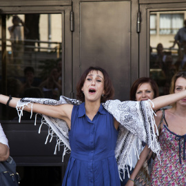 Juana Rivas, a su salida de los juzgados de Granada, tras haberse entregado casi un mes después de incumplir la orden de devolver a sus dos hijos a su expareja. EFE/Pepe Torres