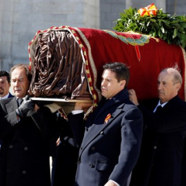 Cinco de los nietos de Francisco Franco portan su féretro tras la exhumación del dictador, el pasado 24 de octubre de 2019.