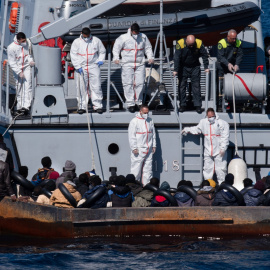 Un grupo de migrantes es rescatado por la Guardia Costera italiana tras ser localizado a la deriva en el Mediterráneo, en una imagen de abril de 2023.