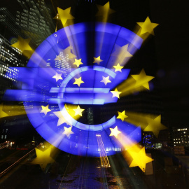 El logo del euro, delante de la sede del BCE en Fráncfort. REUTERS