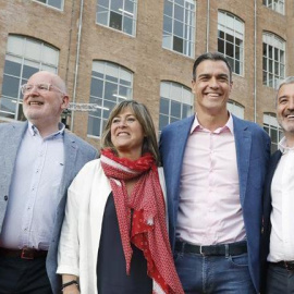 El president del Govern espanyol, Pedro Sánchez, al costat de l'alcalcable per Barcelona, Jaume Collboni, la candidata per l'alcaldia de l'Hospitalet de Llobregat, Núria Marin, el candidat al Parlament Europeu Josep Borrell, i l'holandés Fr