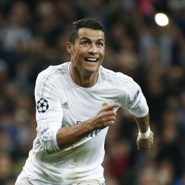 El delantero del Real Madrid Cristiano Ronaldo celebra su tercer gol contra el Wolfsburgo, en el partido de vuelta de la Liga de Campeones, en el estadio Santiago Bernabéu. REUTERS /Juan Medina