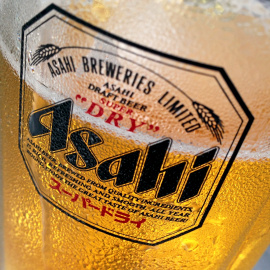 Un vaso de una cerveza de la japonesa Asahi, en un bar en Singapur. REUTERS/Tim Wimborne