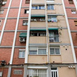 Edificio en Cornellà de Llobregat en el que perdió la vida Jordi cuando iba a ser desahuciado. EFE/Quique García