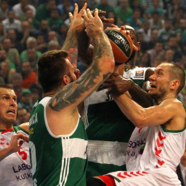 Raduljica defiende un balón frente a Tillie. EFE/SPYROS