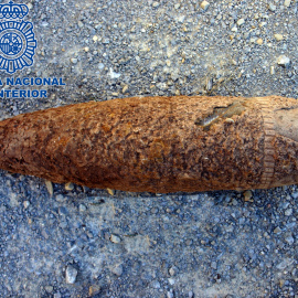 Así fue hallado este proyectil en pleno campo, y así fue rescatado por la Policía para volarlo en un lugar apartado. / Policía Nacional