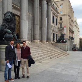 Francisco Padilla, secretario de la Plataforma por la Honestidad, Ana Garrido Ramos y Luis Gonzalo Segura, frente al Congreso de los Diputados.