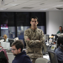 Teniente Segura en la redacción de Público. JAIRO VARGAS