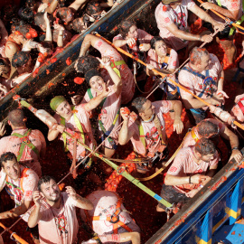 Participantes en la Tomatina de Buñol arrojan desde un camión tomates al resto de la gente. REUTERS/Heino Kalis