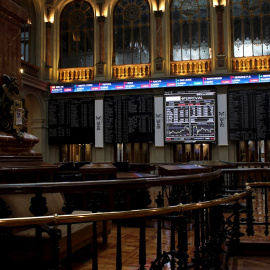 El IBEX 35, el principal índice de la Bolsa española, ha cerrado la sesión, la última del ejercicio, con un descenso del 0,99 %, con lo que pierde el nivel de los 8.100 puntos y se apunta una caída anual del 15,45 %, la mayor desde 2010. EF