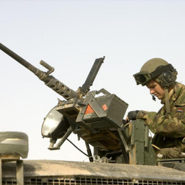 Soldado holandes manejando una ametralladora 'Browning M2'