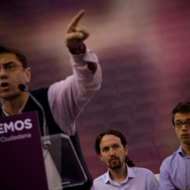 Juan Carlos Monedero durante un mitin en la asamblea fundacional de Podemos junto a Pablo Iglesias e Iñigo Errejón.- JAIRO VARGAS