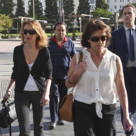 Los familiares de Juana Rivas, el padre, Manuel Rivas (2i), la madre, Juana Gómez (2d), y la hermana, Isabel Rivas (i), a su llegada hoy a los juzgados de Granada para declarar como investigados ante el Juez de Instrucción por su presunta i