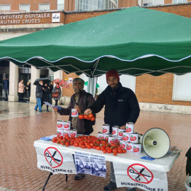 Reparto de tomates realizado por Berri Otxoak en el exterior del Hospital de Cruces, en Barakaldo. BERRI OTXOAK