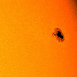 La mancha que ha aparecido en el sol ha llegado a ser visible desde el suelo y cabrían cinco Tierras en ella. NASA