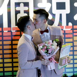 Varios años, incluso décadas, es lo que han esperado muchas parejas en Taiwán para poder casarse, un tiempo que este viernes terminó para una veintena de ellas, las primeras en beneficiarse de la legalización de uniones entre personas del m