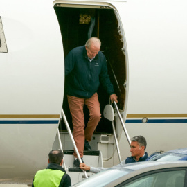 El rey emérito Juan Carlos I, desciende de un avión este domingo, en el aeropuerto de Vitoria.