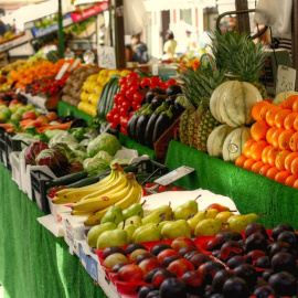 Puesto de frutas y verduras.