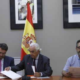 El presidente del Consejo Económico y Social, Marcos Peña (c), árbitro designado por el Gobierno en el conflicto de los trabajadores de seguridad del aeropuerto del Prat de la empresa Eulen, durante el acto de entrega del laudo a los repres