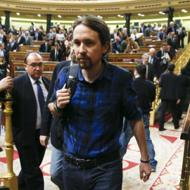 El líder de Podemos, Pablo Iglesias abandona el hemiciclo al finalizar el pleno del Congreso el pasado 19 de abril. EFE/Kiko Huesca