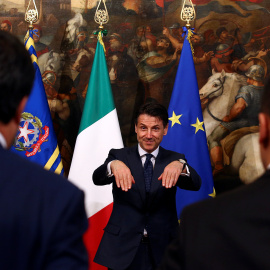El recién nombrado primer ministro italiano, Giuseppe Conte, llama al ministro de Trabajo e Industria de Italia, Luigi Di Maio, y al ministro del Interior, Matteo Salvini, para una foto en el palacio Chigi en Roma. REUTERS / Alessandro Bian