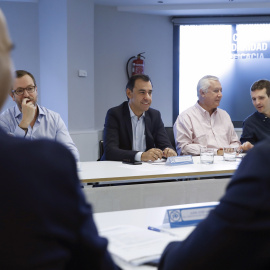 El coordinador general del Partido Popular, Fernando Martínez-Maillo (2i), junto a los vicesecretarios, Javier Maroto (i), Javier Arenas (2d) y Pablo Casado (d), enn la reunión de coordinación con vicesecretarios, y secretarios ejecutivos y