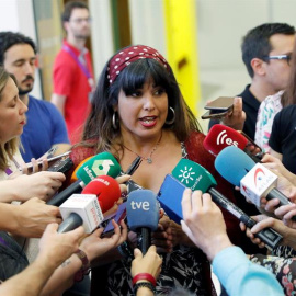 La coordinadora de Podemos en Andalucía, Teresa Rodríguez, atiende a los medios de comunicación durante el Consejo Ciudadano Estatal para analizar el nuevo escenario político con el Gobierno de Pedro Sánchez. EFE/Juan Carlos Hidalgo