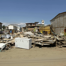 Un hombre busca entre los escombros tras el terremoto del 16 de abril. REUTERS/Guillermo Granja