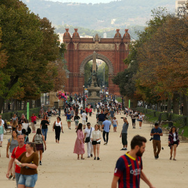 Varias personas caminan opr el paseo que lleva al Arco del Triunfo en Barcelona. REUTERS / Albert Gea