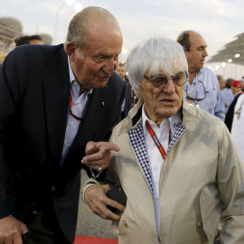 Ecclestone junto al rey Juan Carlos en el GP de Bahrein de F1 a principios de abril. /REUTERS