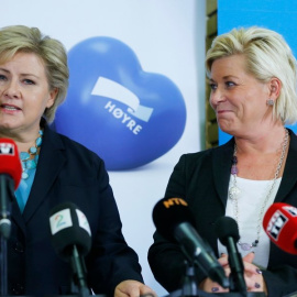 La primera ministra noruega, la conservadora Erna Solberg (izq.), junto a su socia de Gobierno, Siv Jensen, del populista de ultraderecha Partido del Progreso.- REUTERS