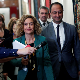La presidenta del Congreso, Meritxell Batet, con el vicepresidente segundo, Alfonso Rodríguez de Celis, a su llegada a la reunión de la Mesa del Congreso. EFE/ Emilio Naranjo