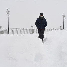 Vista de la nieve caída en el Alto del Puerto de Pajares (León) este domingo, que está cerrado para vehículos pesados mientras que los turismo pueden circular con cadenas o neumáticos especiales de invierno por culpa del temporal de nieve y