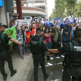 Protesta ante la sede del semanario 'El Vallenc'. / EFE