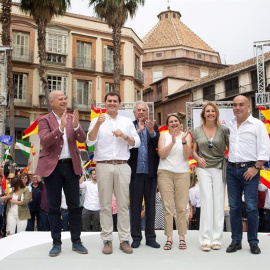 El presidente de Ciudadanos, Albert Rivera; acompañado por el premio Nobel de Literatura Mario Vargas Llosa; el ex seleccionador nacional de Baloncesto Javier Imbroda; la escritora María Elvira Roca Barea; el empresario Kike Sarasola; y la 
