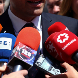 Los periodistas recogen las declaraciones de uno de los candidatos en las elecciones del 26-M. EFEI