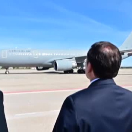 Albares recibe en la base de Torrejón de Ardoz a los 34 españoles evacuados de Sudán