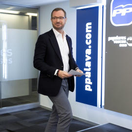 El vicesecretario de Sectorial del PP, Javier Maroto, en una rueda de prensa en Vitoria para analizar la actualidad política. EFE/David Aguilar