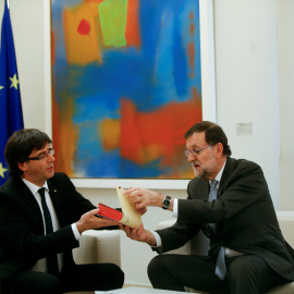 Mariano Rajoy entrega a Carles Puigdemont un facsímil del 'Quijote' en el Palacio de la Moncloa. / SUSANA VERA (REUTERS)