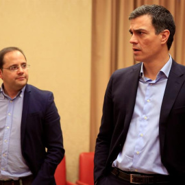 El secretario general del PSOE, Pedro Sánchez (d), y el secretario de Organización del partido, César Luena, tras las constitución formalmente hoy de la Diputación Permanente del Congreso de los Diputados, el único órgano de la Cámara que p