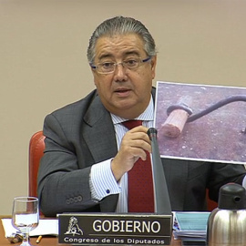 El ministro del Interior, Juan Ignacio Zoido, muestra uno de los ganchos utilizados por las personas migrantes para tratar de escalar la valla de Ceuta.- CAPTURA/ CONGRESOTV