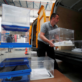 Los operarios trasladan las urnas que se van a emplear en la jornada electoral del 26-M. REUTERS/Albert Gea