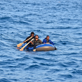 Varias personas intentan cruzar el Estrecho a bordo de una balsa de juguete.- SALVAMENTO MARÍTIMO