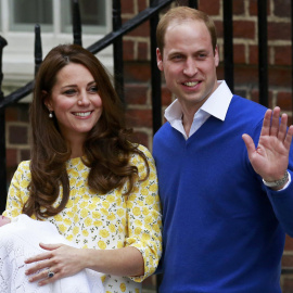 Kate Middleton y el príncipe Guillermo, con su hija recién nacida./ REUTERS
