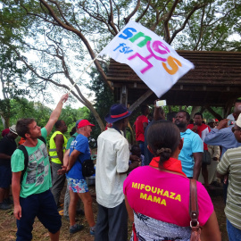 La gente escucha a los sindicalistas al finalizar de la huelga general cerca de Chirongui. El 16 de abril, los sindicatos de la asamblea general de Mayotte decidieron dejar la huelga general iniciada el 30 de marzo. ORNELLA LAMBERTI / AFP