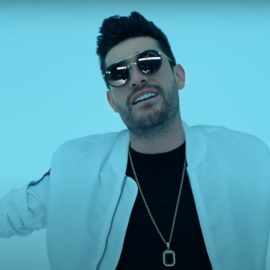 El cantante Jay Santos en uno de sus videoclips musicales.