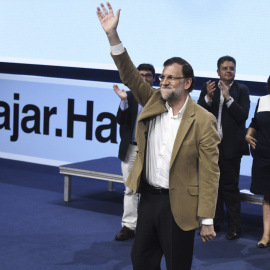 El presidente del Gobierno y del Partido Popular, Mariano Rajoy, durante el acto de presentación hoy de la candidata del PP a la reelección en la Presidencia de Castilla-La Mancha, María Dolores de Cospedal. EFE/Ismael Herrero